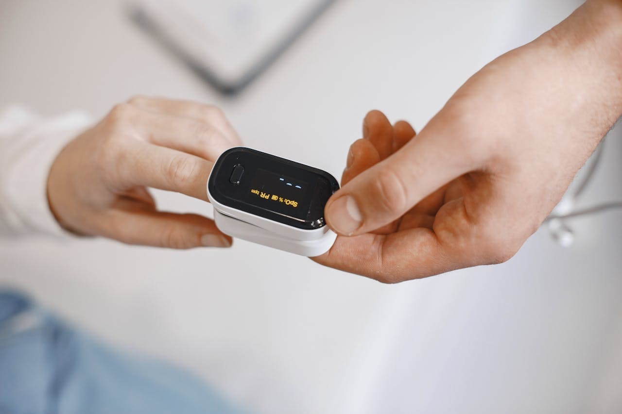 Covid et grippe 2025 : l'oxymètre, un objet utile à la maison