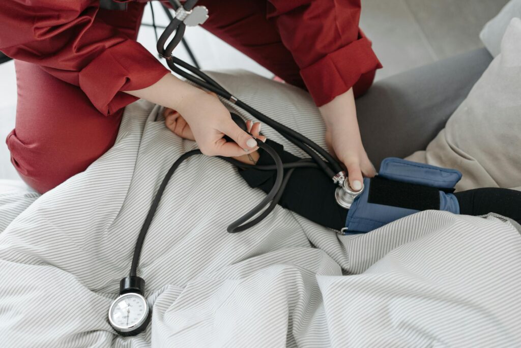 Effet blouse blanche : la tension qui monte chez le médecin