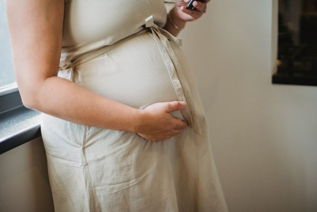 Fièvre et grossesse : les risques à connaître et les bons réflexes