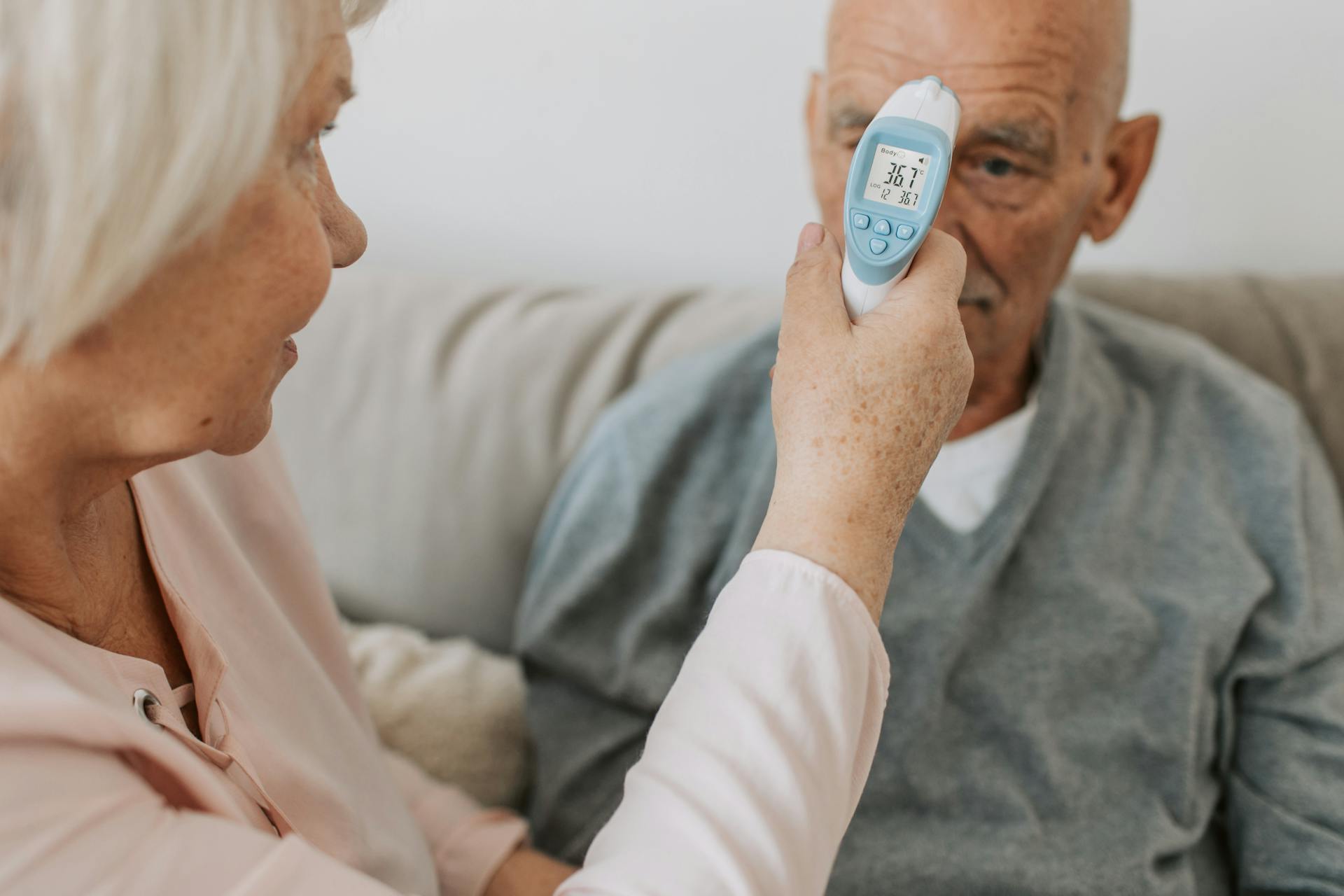 Fièvre chez la personne âgée : quand s’inquiéter et comment réagir