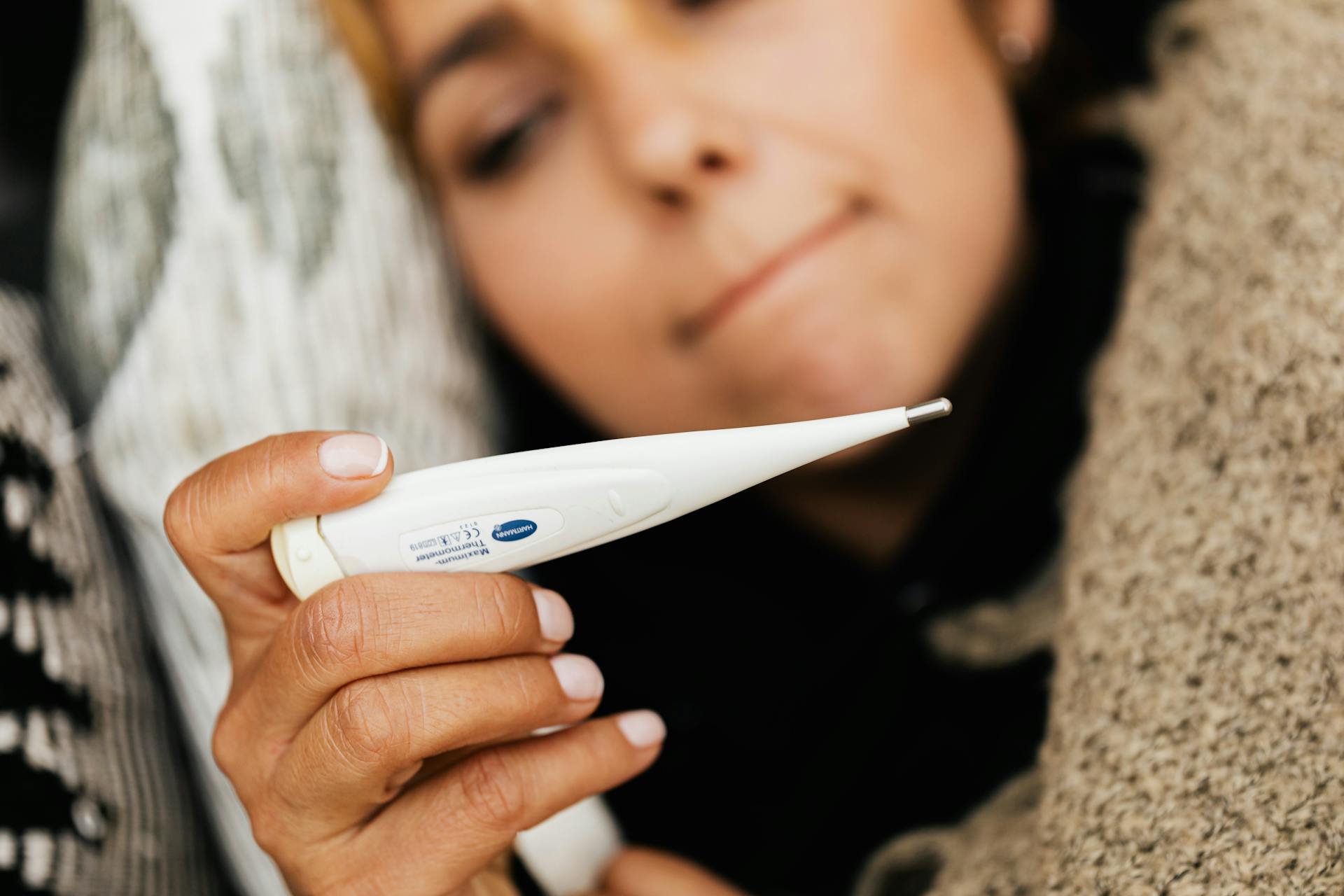Fièvre qui ne baisse pas : causes possibles et conduite à tenir