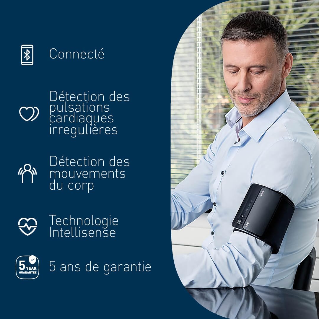 Personne utilisant le tensiomètre Omron EVOLV